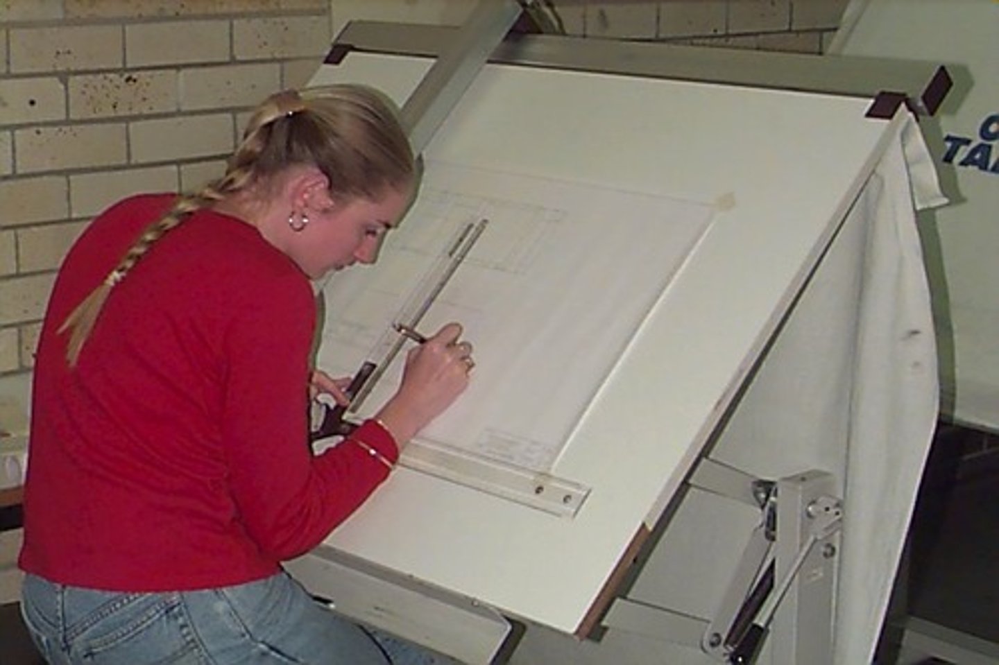 <p>a designer or drafts person (female)</p>