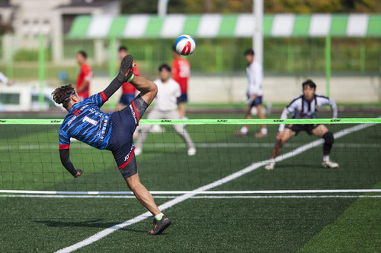 <p>bóng chuyền (bằng bàn chân)</p><p>(v) 족구를 하다</p><p>족구를 해요</p><p>Chơi đá cầu mây</p>