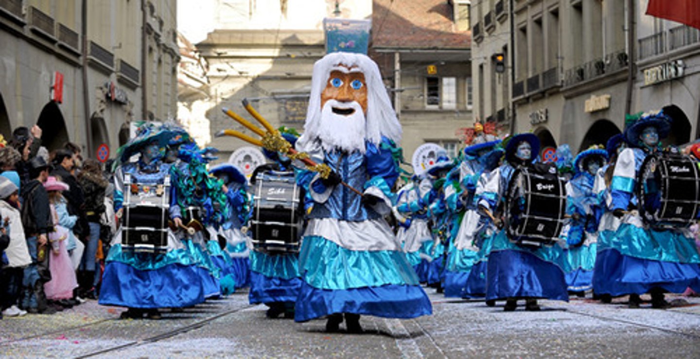 <p>lễ hội hóa trang /ˈkɑːnɪvl/</p><p>a time of celebration before Easter</p>