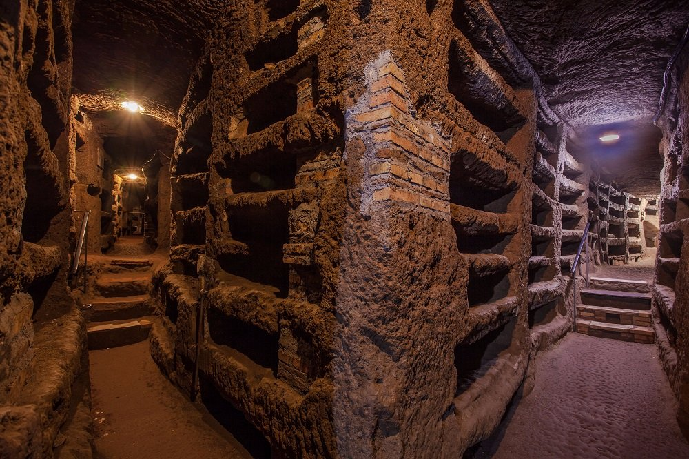 has loculi for the burial of lower ranking people but able to have community