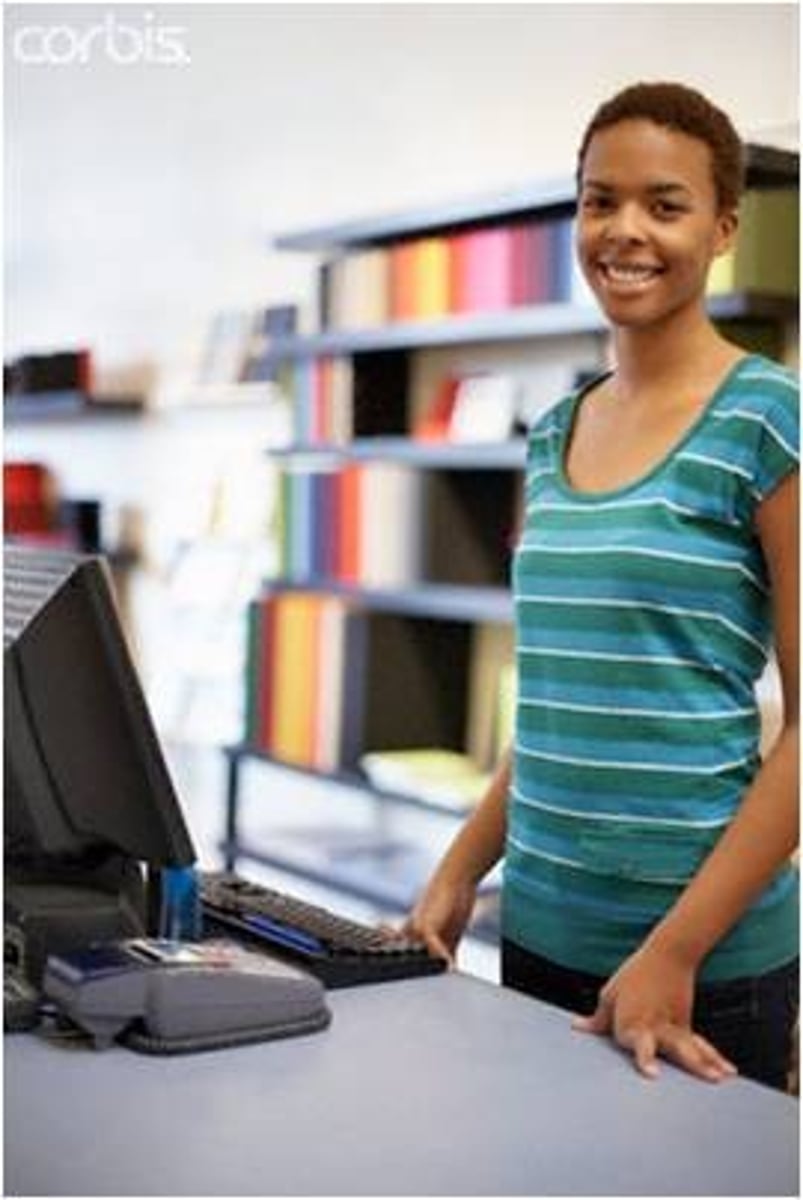 <p>la persona que trabaja en la librería</p>