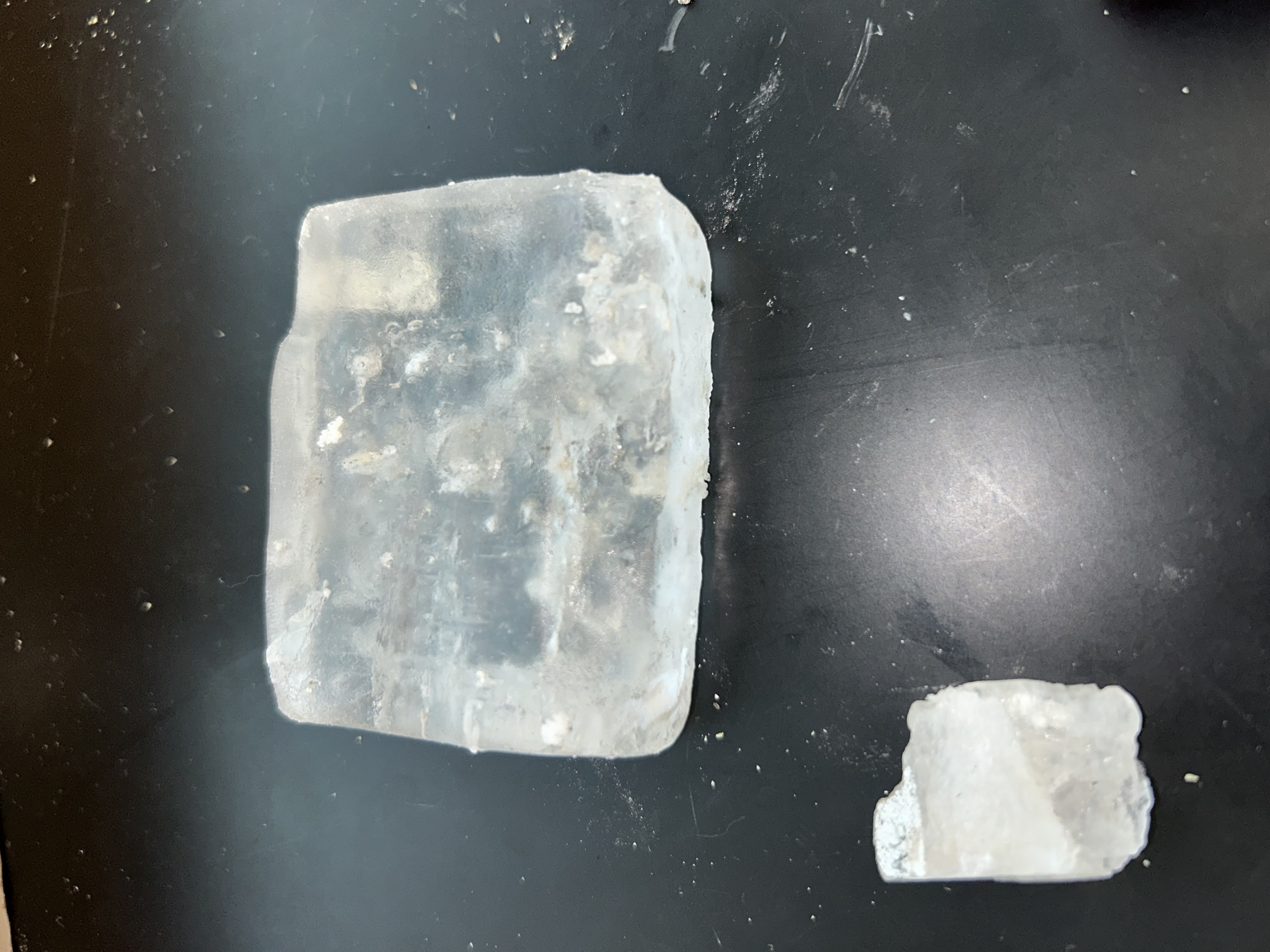 <p>clear or white</p><p>salty</p><p>cubic cleavage</p><p>2.5 hardness</p>