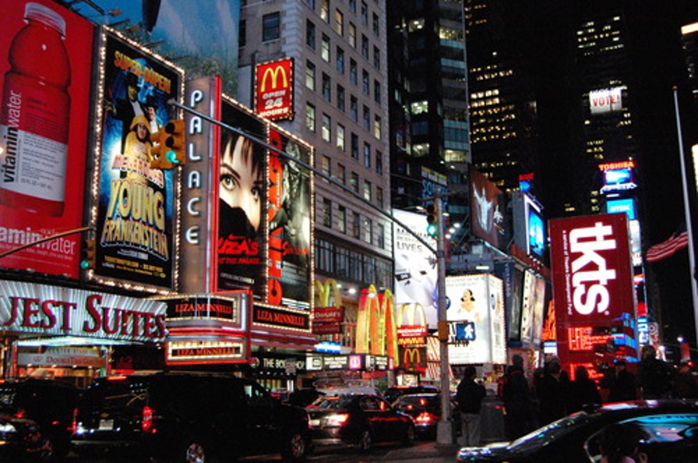 <p>Busy movement and noise, typically in a large city</p>