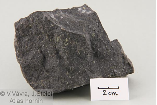 <p>… je hornina vzniklá krystalizací magmatu v blízkosti zemského povrchu. (VYVŘELÉ) … textura masivní až pórovitá, vyrostlice minerálů jsou jen obtížně rozlišitelné pouhým okem. … tvořen živcem, z tmavých minerálů pak olivínem, pyroxenem, amfibolem, častý je určitý podíl magnetitu. …  je hojně používaný stavební kámen, především na cesty.</p>