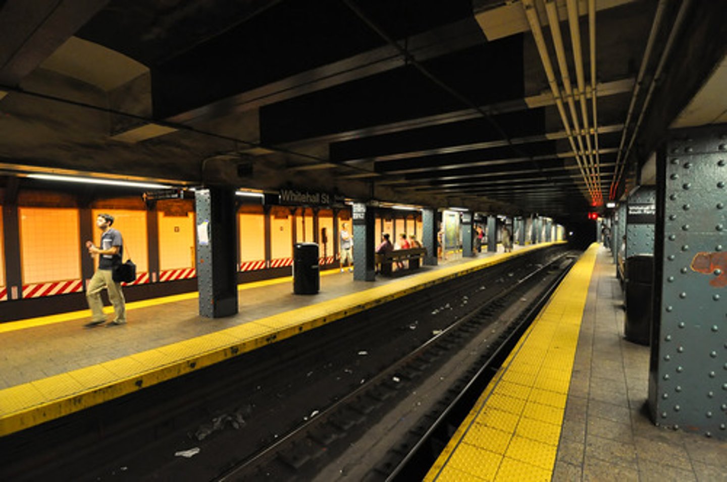 <p>la estación de metro</p>