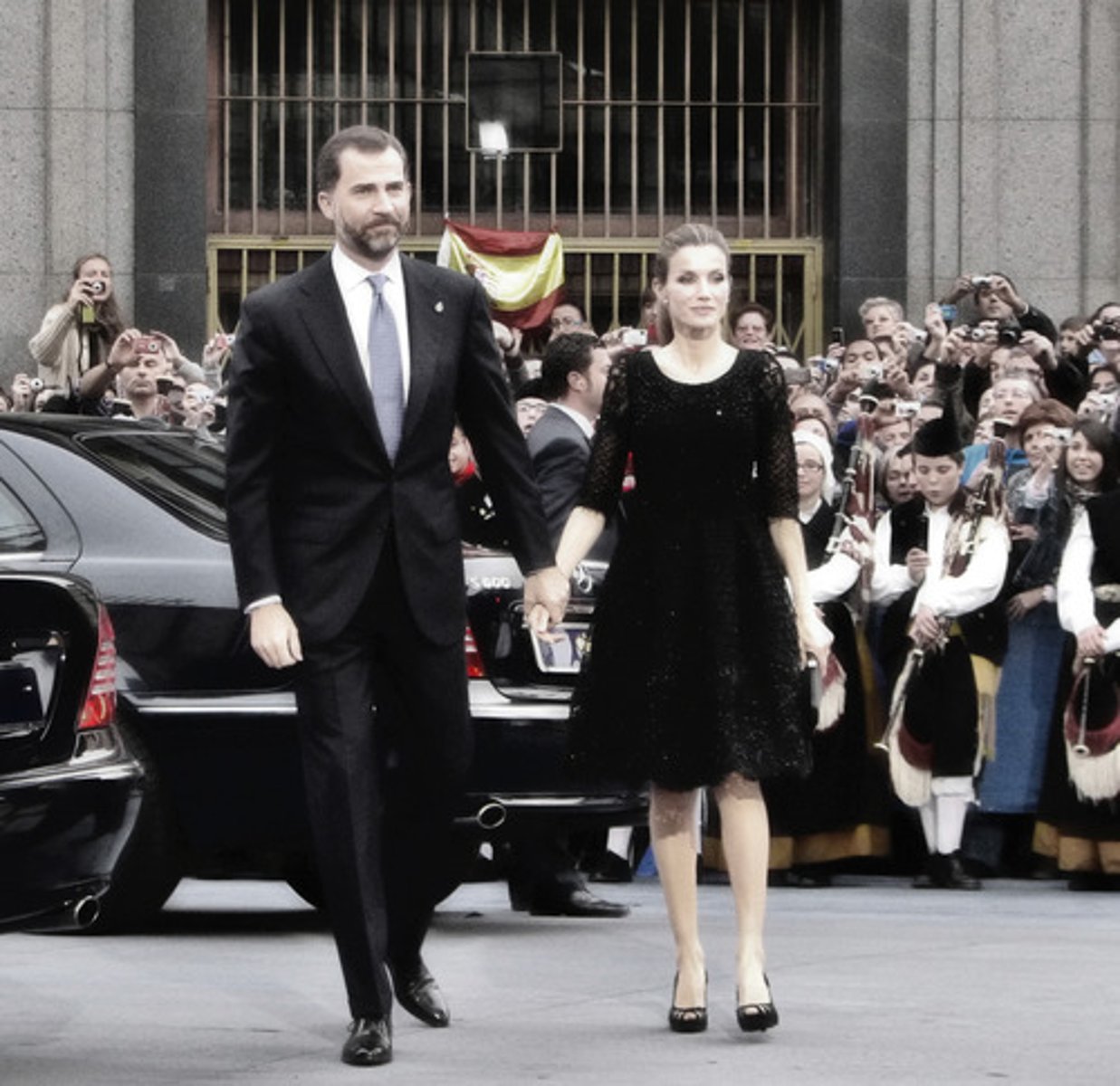 <p>suit, costume, outfit</p>