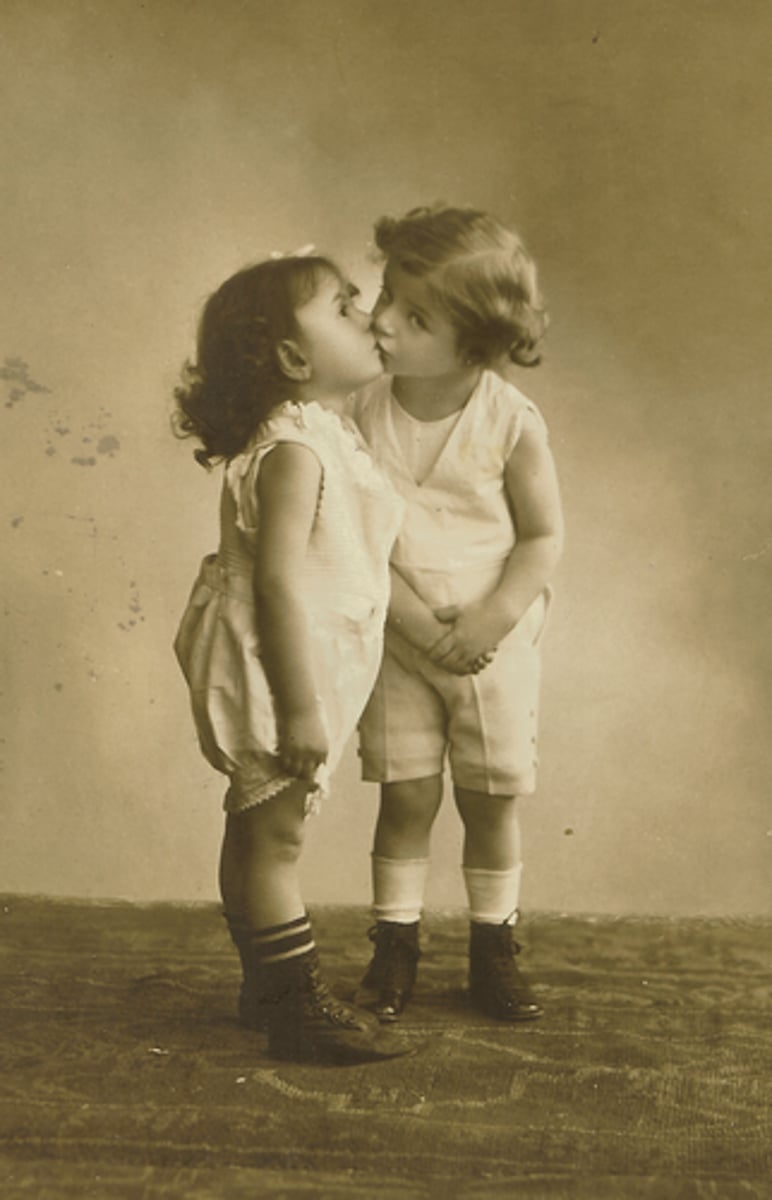 <p>to kiss</p>