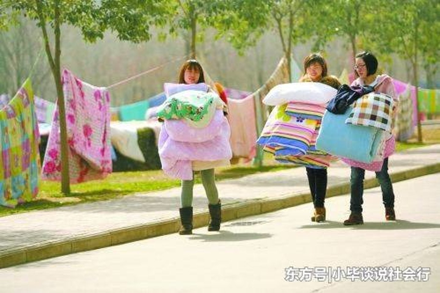 <p>phơi chăn (mền)</p>