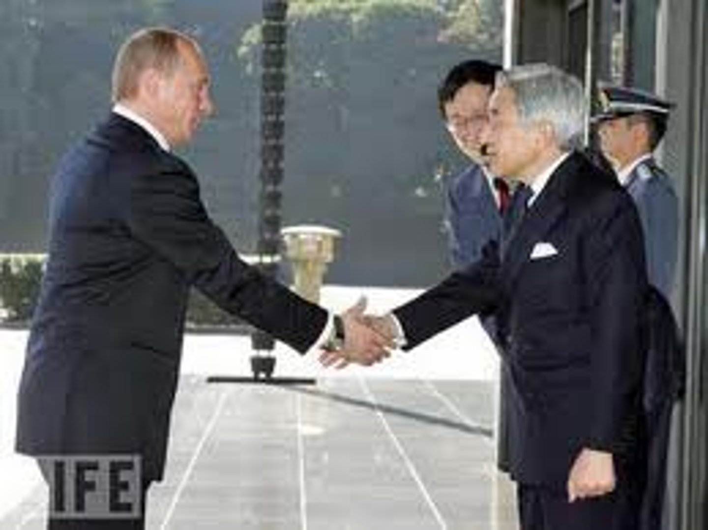 <p>to see, to meet (humble form of 만나다)</p>