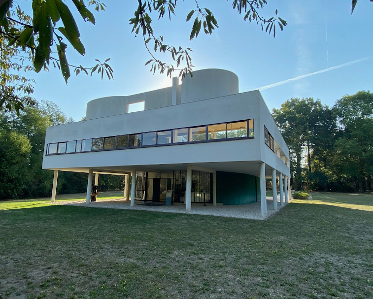 <p><span><span>White box on pilotis, ribbon windows, roof garden</span></span></p>