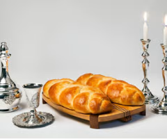 Museviler için Cuma güneş batımından Cumartesi güneş batımına kadar geçen süredir. Çalışmak değil herhangi bir şey üretmek yasaktır. Enerji bile üretmemek için ışık bile açamazlar ya da asansör düğmesine bile basamazlar. 39 yasağın olduğu gün.