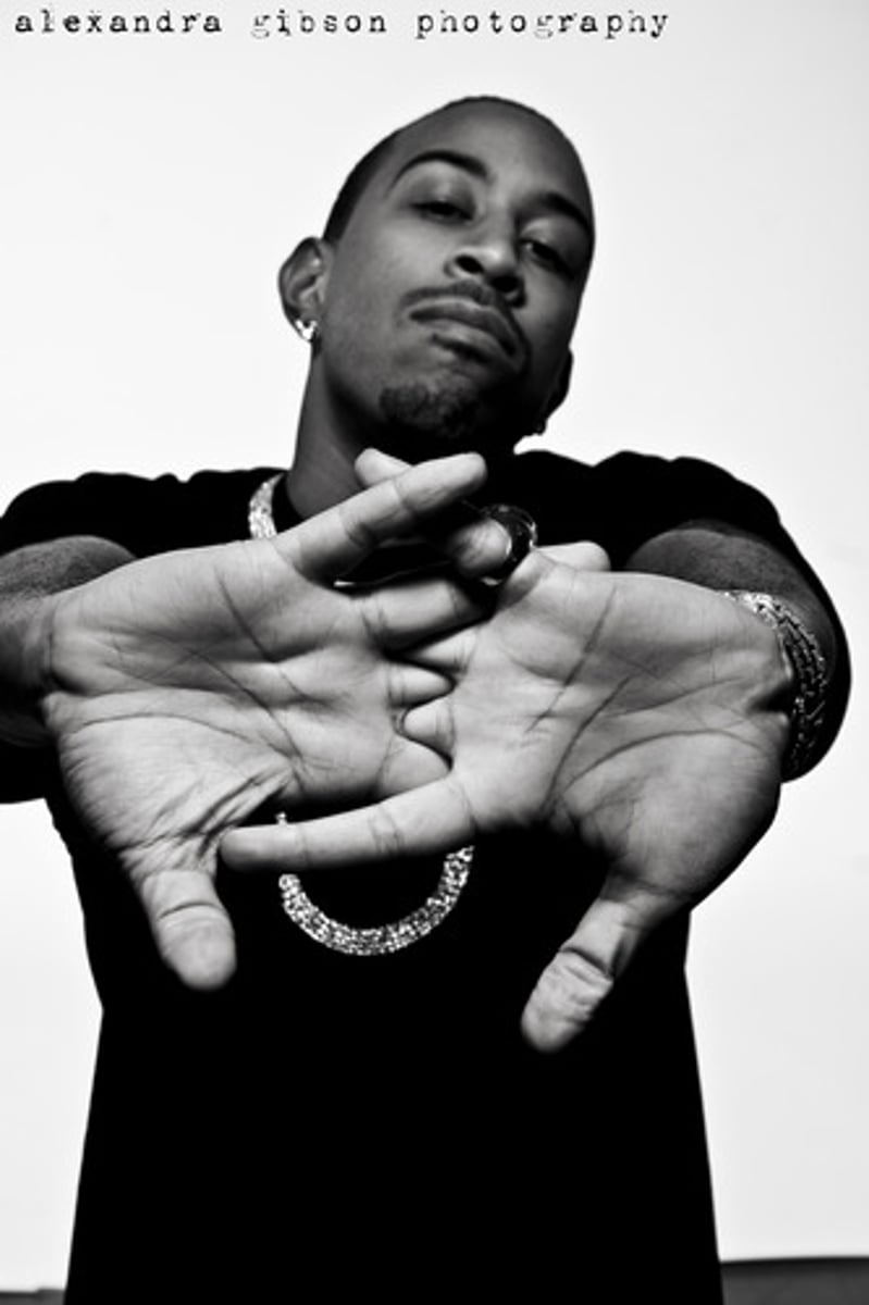 <p>(adj) Ridculous, laughable, absurd</p><p>ant- heartrending, poignant, pathetic</p>