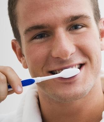 to brush one's teeth