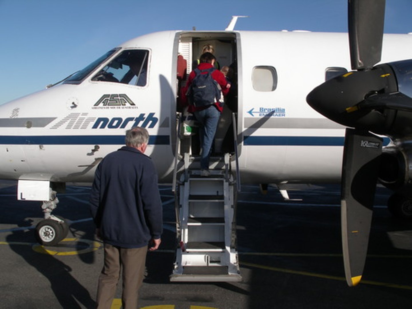<p>trên tàu, máy bay, tàu hoả,...</p>