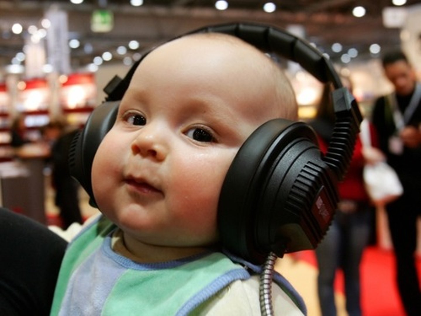 <p>escuchar música</p>
