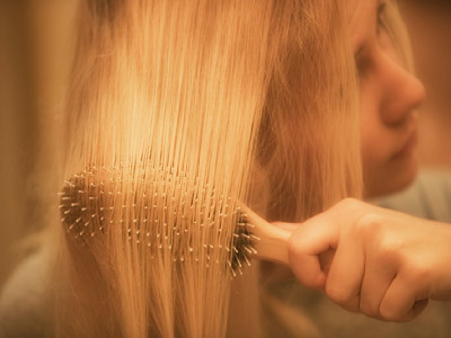 <p>to brush one's hair</p>