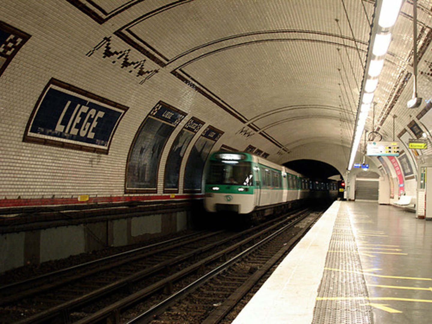 <p>la station de métro</p>
