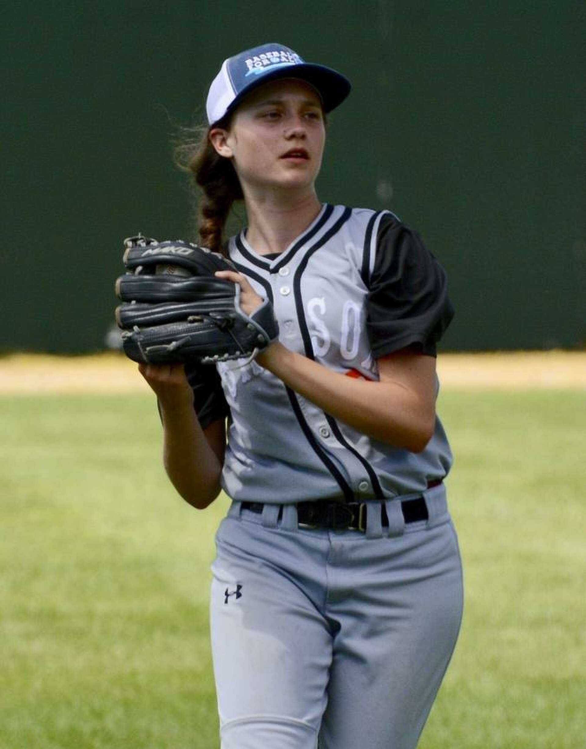 <p>Elle <strong><em>____</em></strong> au base-ball.</p>