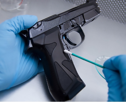 <p><strong>Evidence</strong> is information about the crime, for and against.</p><p><span>|ˈevɪd(ə)ns|</span></p><p>Свидетельские показания, улики</p>