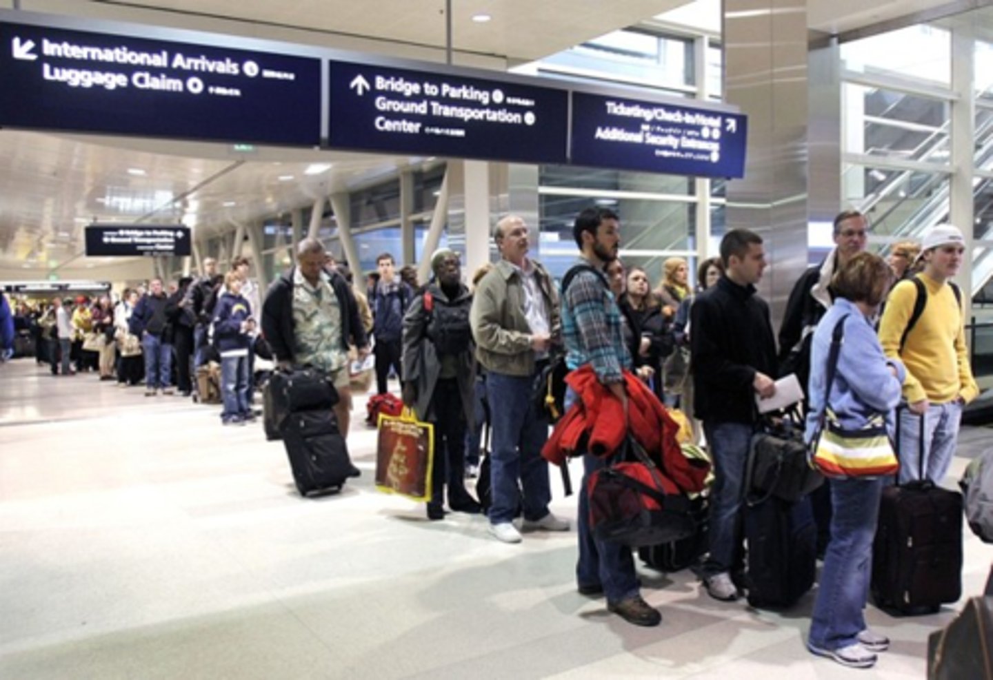 <p>to stand in line</p>