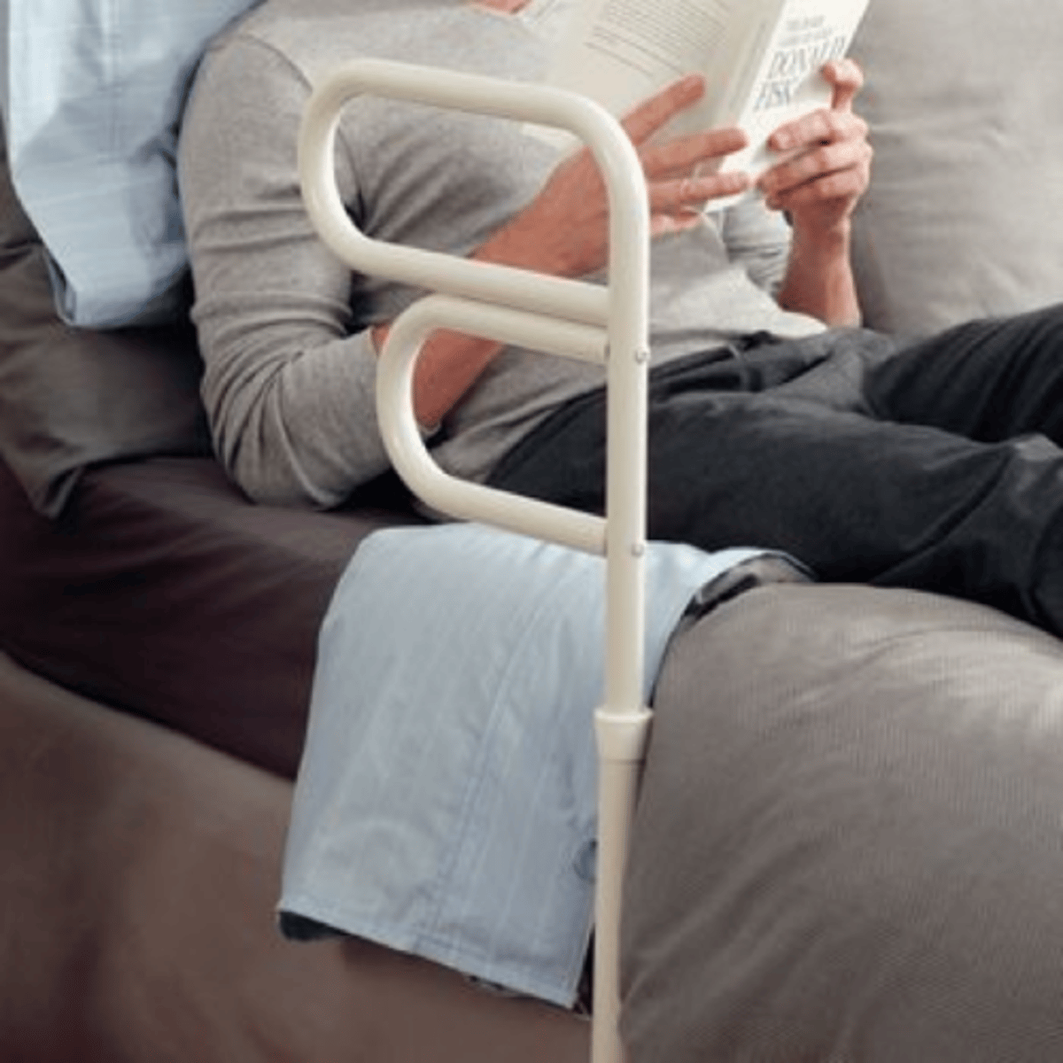 <p>Thanh chắn giường - ngăn bệnh nhân ngã. (She lifted the bed rail for safety - Cô ấy nâng thanh chắn giường để an toàn.)</p>