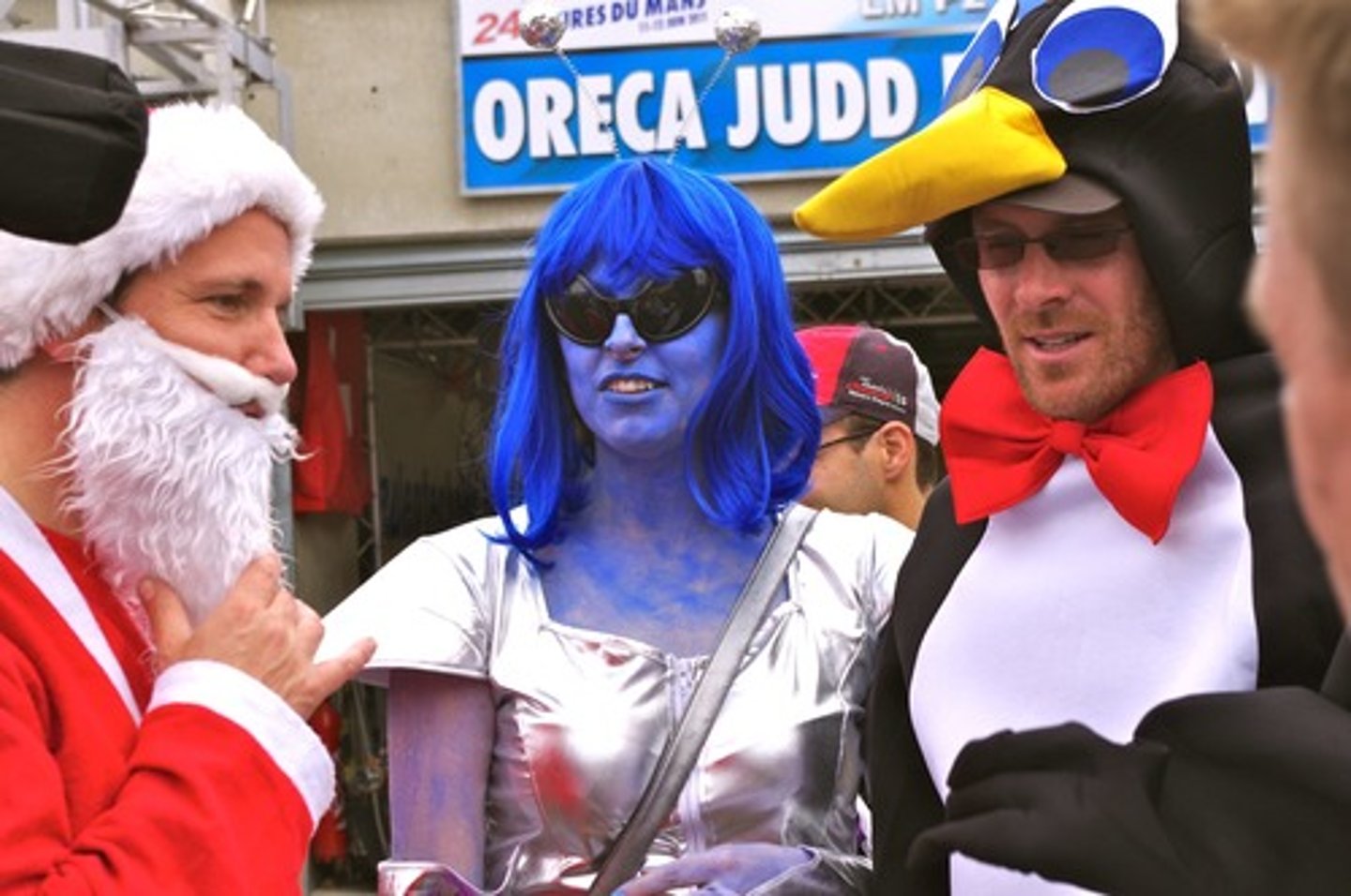 <p>ăn mặc đẹp, cải trang</p>