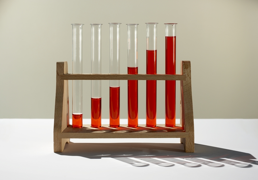 <p>a cylindrical glass or plastic container used in laboratories for mixing, heating, or storing small amounts of liquids. </p>