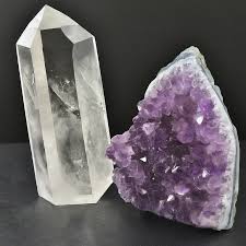 <ol><li><p>nonmetallic luster</p></li><li><p>H &gt;or= 5.5</p></li><li><p>no cleavage&nbsp;</p></li><li><p>crystalline masses or 6 sided single crystals, glassy luster, many colors, conchoidal fracture&nbsp;</p></li></ol><p></p>
