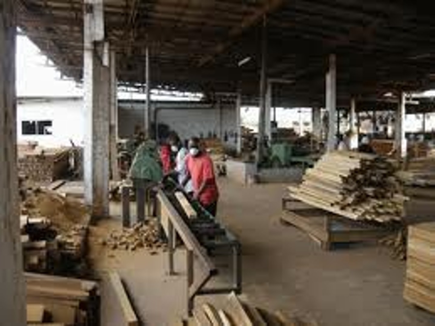 <p>the material to be shaped is clamped onto the table of the machine. the table can run in X direction (left &amp; right/ horizontally), Y direction (forwards &amp; backwards horizontally), and Z direction (up and down/ vertically). milling can be used to cut slots, shape edges/surfaces, drill and thread holes. however, these run too slowly to produce accurate products, but are suitable for projects. they do not have the same range of motion as routers.</p>