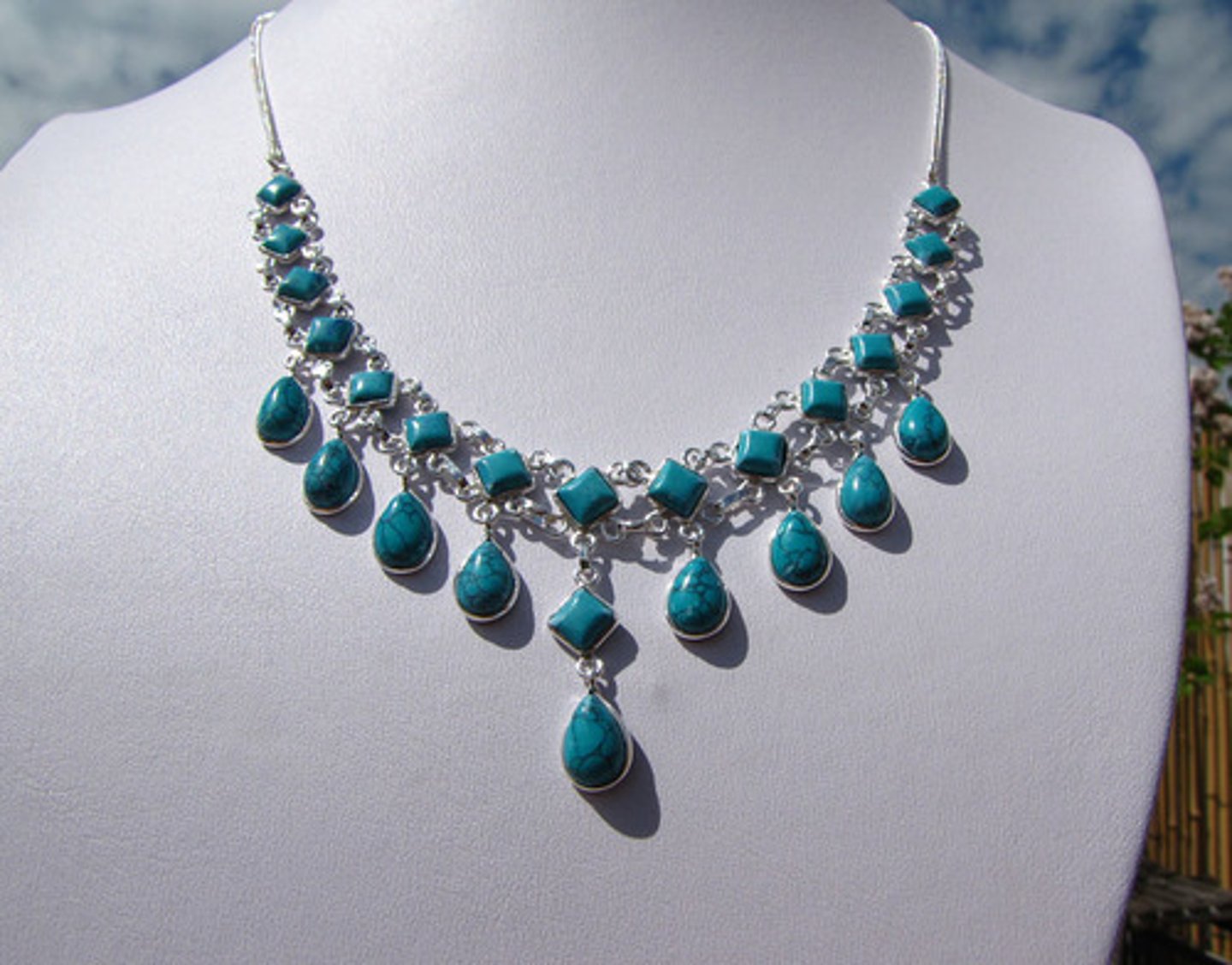 <p>chain, warp, catenary, covey, line, linkage, necklace</p>