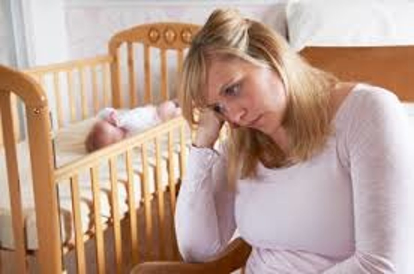 <p>intense, sometimes disabling depression experienced after giving birth<br>- lasts longer than the typical 2 week 'baby blues'<br>- lasts ~ 3 months-years<br>- <b>cause</b>: massive change in brain/body chemistry due to delivery of placenta = major, abrupt change in hormone levels</p>