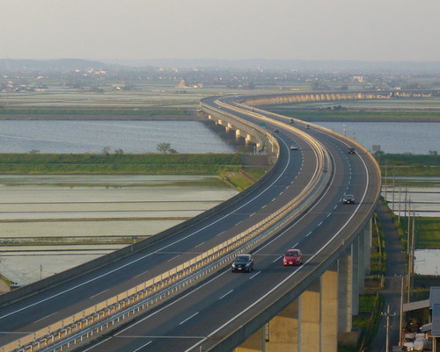 <p>đường cao tốc</p>
