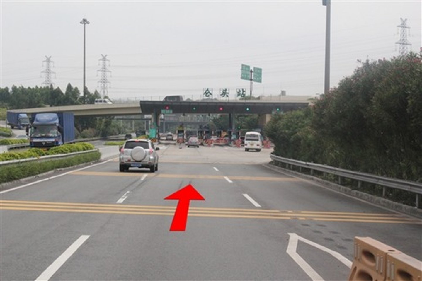 <p>/ɡəʊ əˈlɒŋ/ (ph.v): accompany; progress → đi cùng, tiến triển → I'll go along with you to the station</p>
