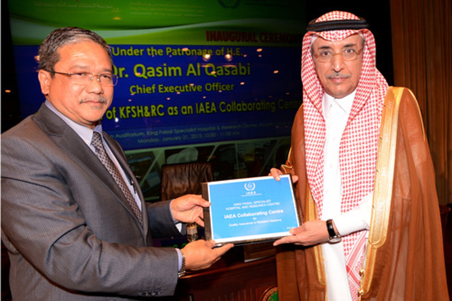 <p>(adj) mang tính hợp tác</p>