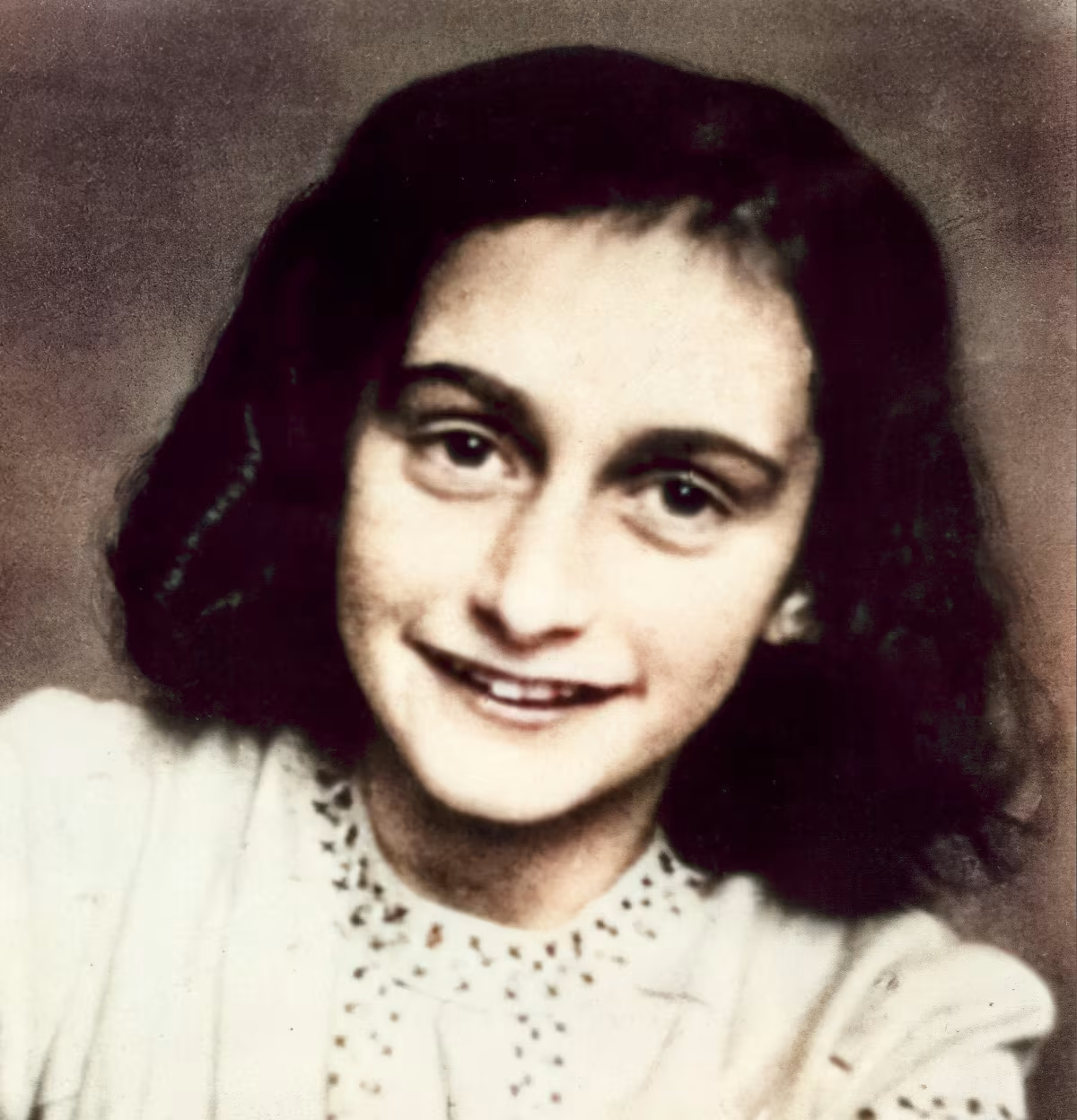 <p><span>Was een in 1929 geboren Duits-Joods meisje dat sinds 1933 in Amsterdam woonde en daar in 1942 onderdook met haar ouders en anderen. Na hun arrestatie stierf ze in 1945 in het Duitse concentratiekamp Bergen-Belsen. Haar dagboek, dat na de oorlog werd uitgegeven onder de naam </span><em>Het Achterhuis</em><span>, werd wereldberoemd.</span></p>