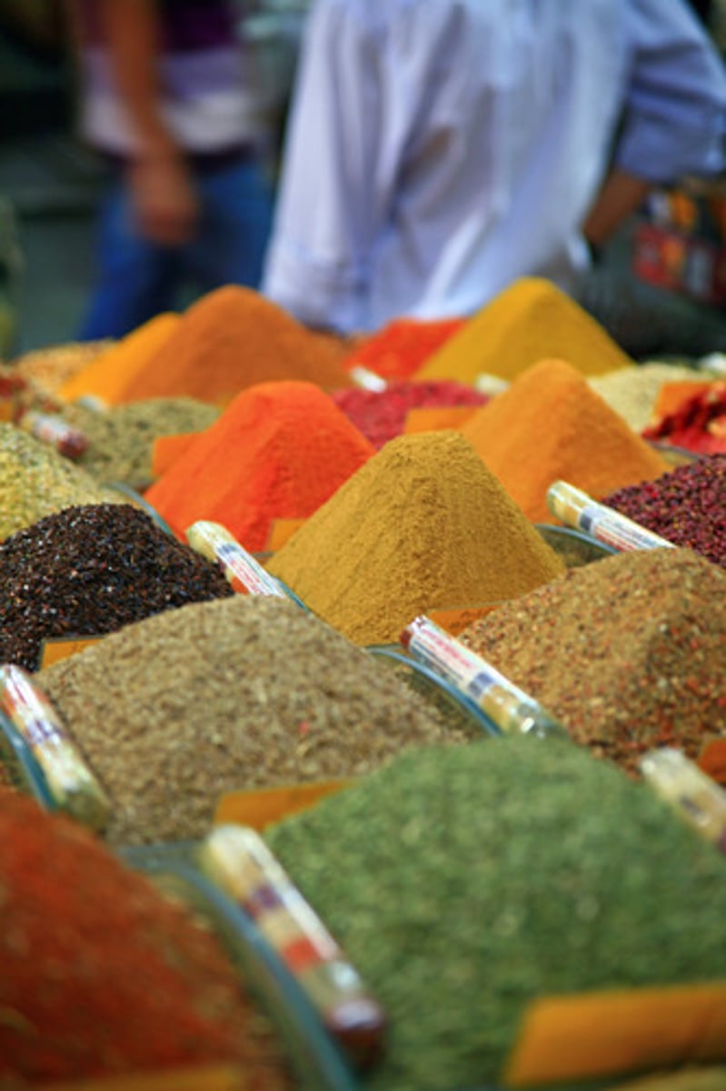 <p>many different kinds of something (neutral)</p><p>The shop sells ~ products.</p><p>We tried ~ foods.</p><p>She teaches ~ subjects.</p>