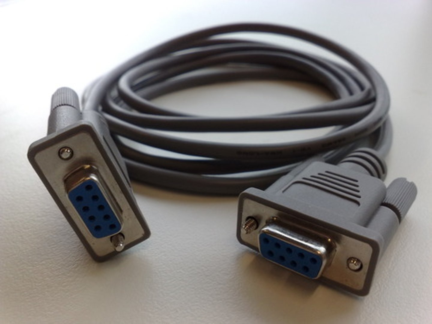 <p>A set of wires, covered by plastic, that carries electricity, phone signals, etc..</p><p>(Engineers plan to run the telephone .......... under the river)</p><p>(NOUN) Dây cáp,cáp</p>