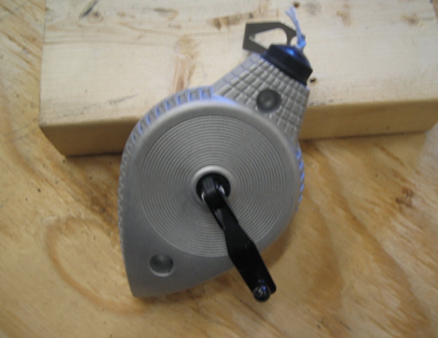 <p>Used to mark straight lines with oil based chalk</p>