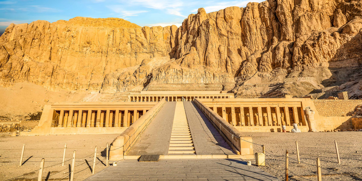 <ul><li><p><u><strong>Form</strong></u></p><ul><li><p>Three colonnaded terraces and two ramps.</p></li><li><p>Visually coordinated with the natural setting; long horizontals and verticals of the terraces and colonnades repeat the patterns of the cliffs behind; patterns of dark and light in the colonnade are reflected in the cliffs.</p></li></ul></li><li><p><u><strong>Function</strong></u></p><ul><li><p>Hatshepsut declared that she built the temple as “<em>a garden for my father, Amun</em>”</p></li><li><p>Only used for special religious events; lacks subsidiary buildings for offering storage, priest housing, temple administration, workshops, and other functions.</p></li><li><p>Cultic purity prevented the royal burial in the temple.</p></li><li><p><strong>Valley of the Kings</strong> led to the royal tomb in the mountain behind the temple.</p></li></ul></li><li><p><u><strong>Context</strong></u></p><ul><li><p>First time the achievements of a woman are celebrated in art history; Hatshepsut’s body is interred elsewhere.</p></li><li><p>Temple aligned with the winter solstice, when light enters the farthest section of the interior.</p></li><li><p>Located on the west side of the Nile across from Thebes.</p></li><li><p>Perhaps designed by <strong>Senenmut</strong>, a high-ranking official in Hatshepsut’s court.</p></li></ul></li></ul>