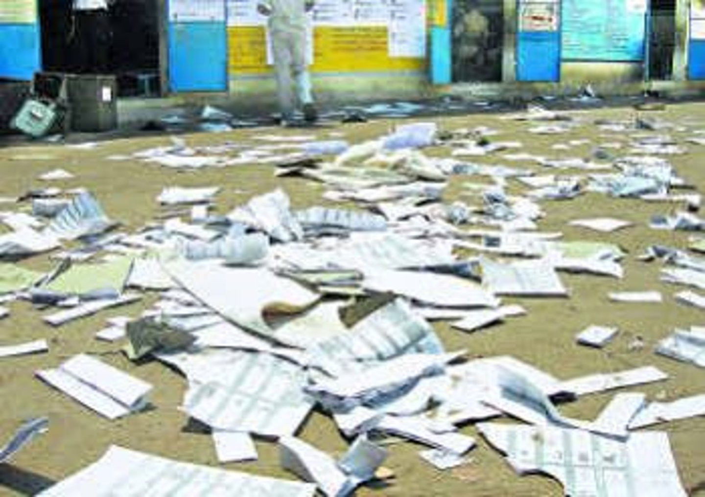 <p>nằm rải rác</p>