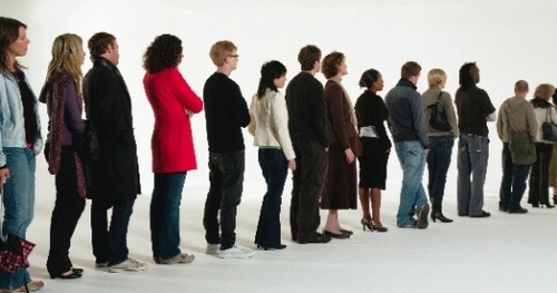 <p>to stand in line</p>