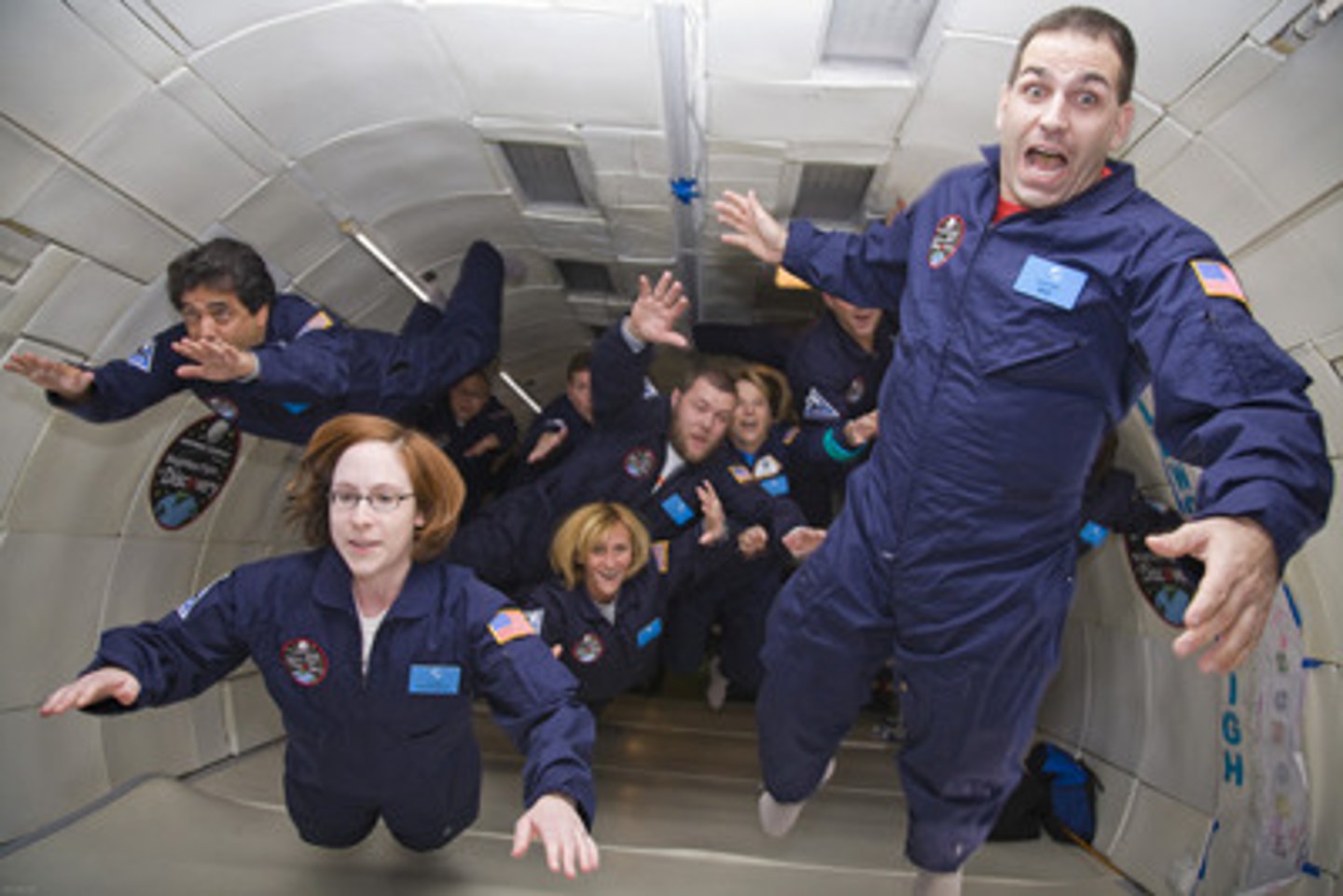 <p>(n) không trọng lượng</p><p>They experienced the feeling of .................. in space.</p>