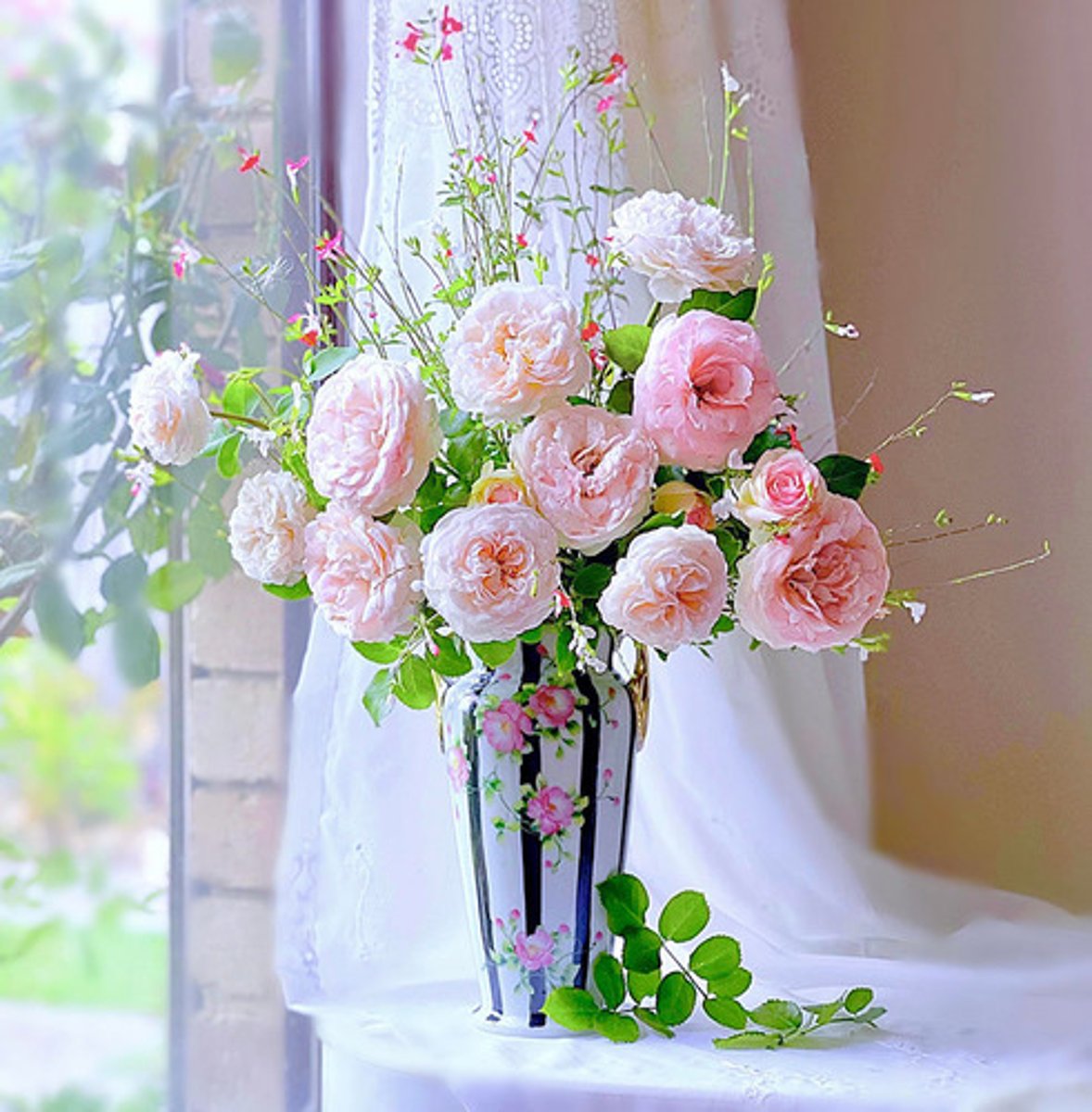 <p>related to flowers (thuộc về hoa, làm bằng hoa). Example: She wore a beautiful floral dress.</p>