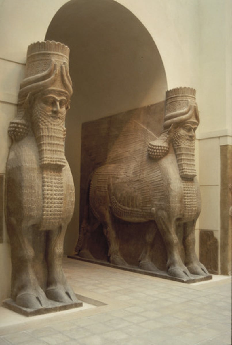 <p>Form:<br>- alabaster<br>-limestone <br>Content:<br>-god-like figures<br>-animal body, human head<br>-5 legs<br>Function;<br>-support doorways of Assyrian palaces<br>-intimidate those who enter<br>Context:<br>- from the citadel of Sargon II (modern day Iraq)<br>- 720-705 BCE<br>-Sumerian</p>