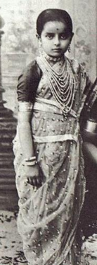 <p>In India, there is a silk or cotton fabric that is draped over the body. What is it called?</p>