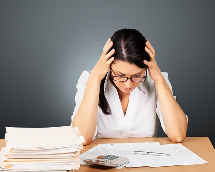 <p>Jane spent her boss’s money and now she is in <strong>trouble</strong></p><p><span>|ˈtrʌb(ə)l|</span></p><p>Беда, неприятность</p>