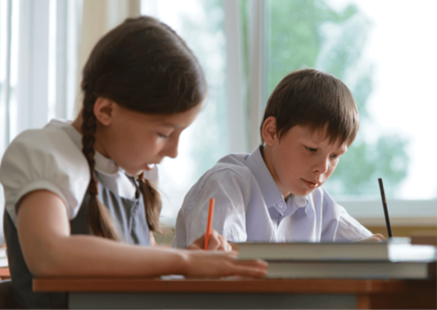 <p>hard-working; diligent; studious</p><p>yònggōng</p>
