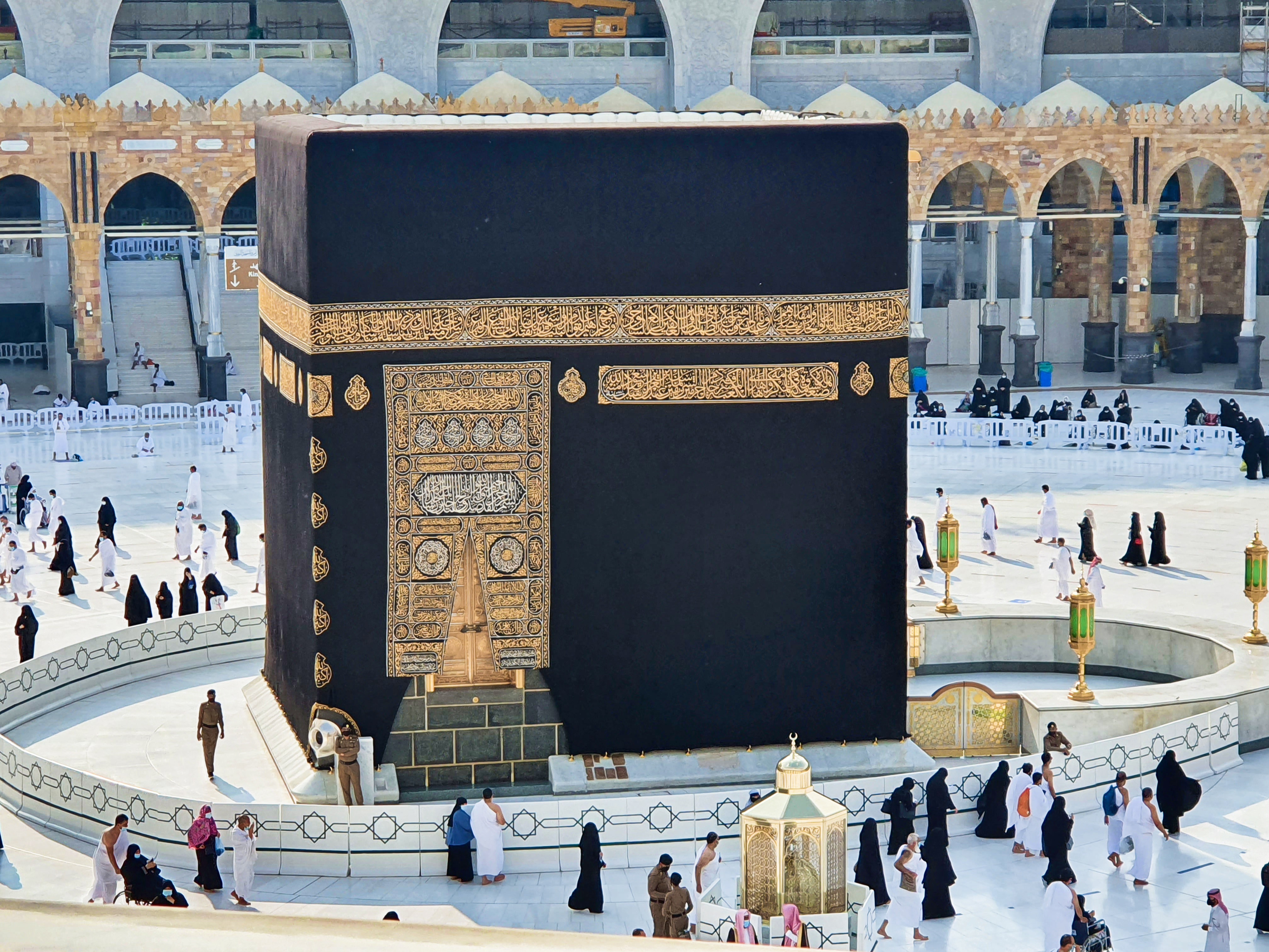 <p>large black rock, originally dwelling to a polytheistic God</p><p>Muhammad said it was a symbols of mecca’s greatness</p><p>now islam’s holy site</p>
