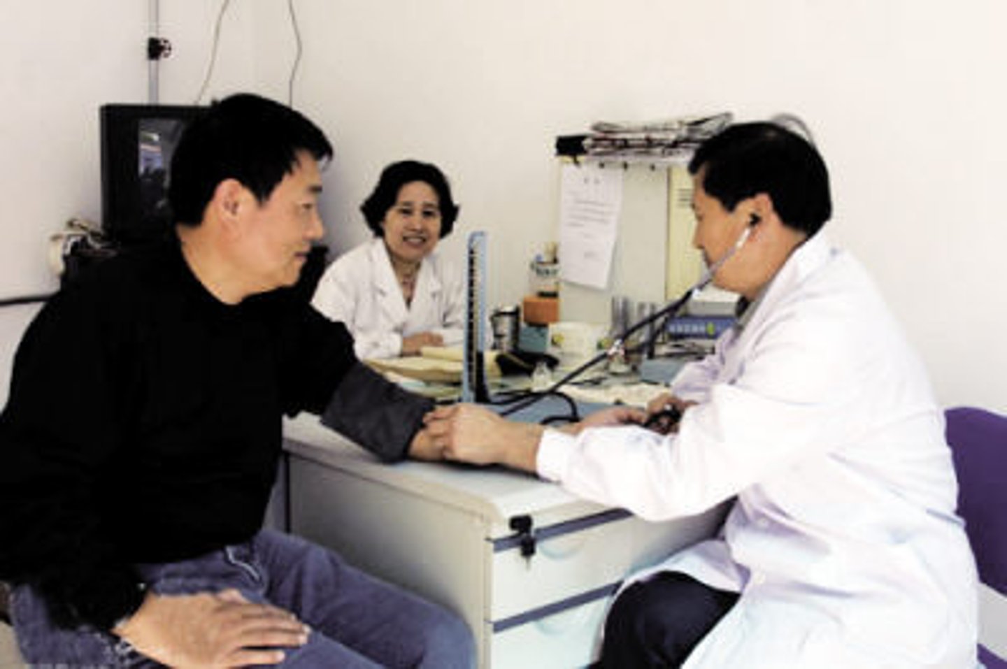 <p>Jīntiān tā bàba qù yīyuàn le - Hôm nay bố anh ấy đi bệnh viện rồi</p>