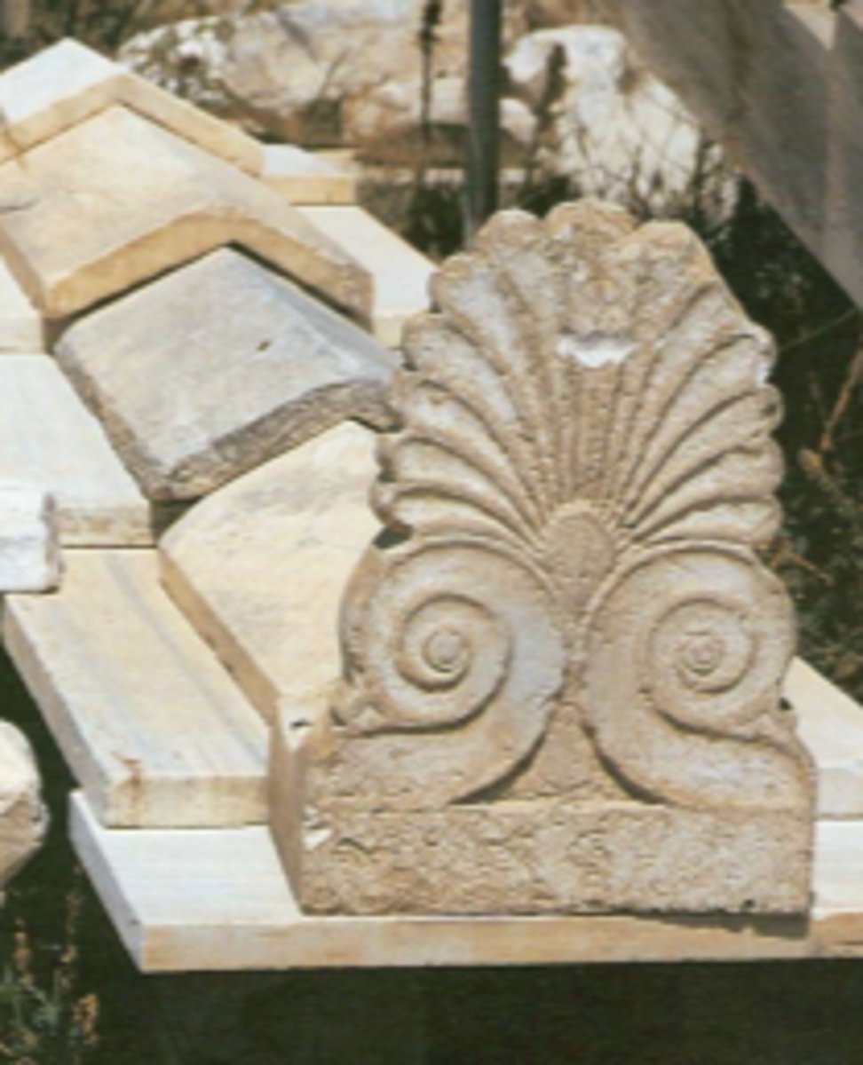 <p>Ornement de sculpture en terre cuite, pierre, marbre, ou airain qui décorait le bas et quelque fois le faîte du toit des édifices publics ou privés pour masquer les vides des tuiles creuses.</p>